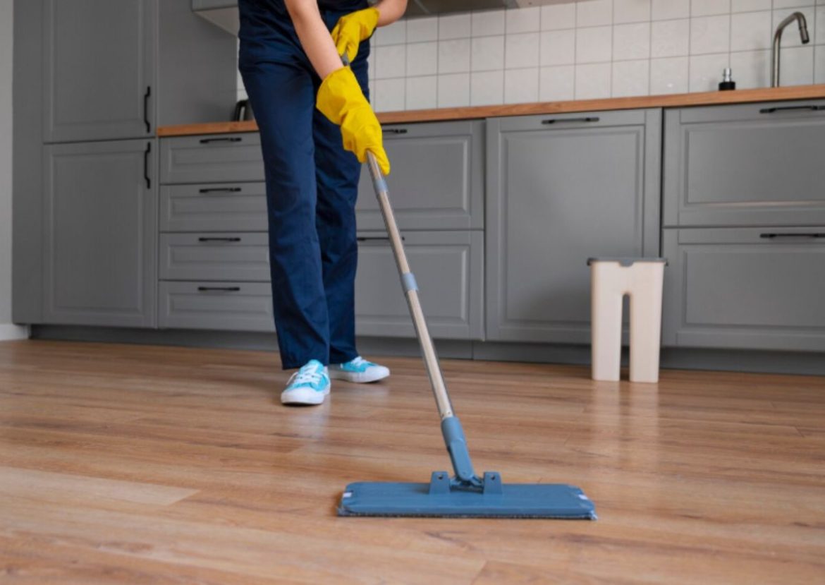 Femme utilisant un Balais pour Parquet dans une cuisine moderne.