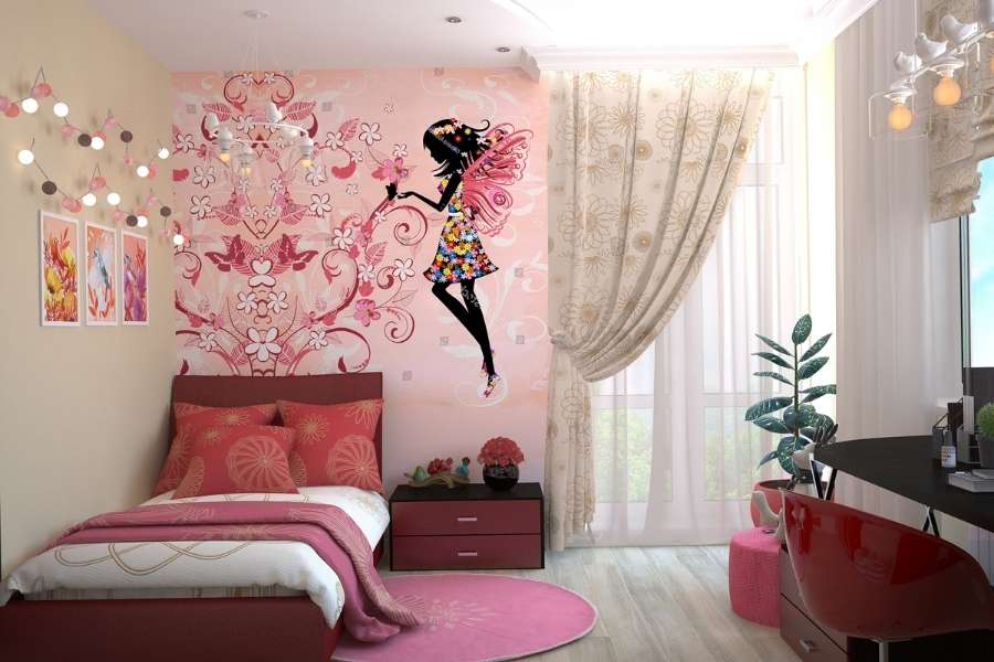 Chambre de fille décorée avec fresque murale fée rose, guirlande lumineuse et literie bordeaux