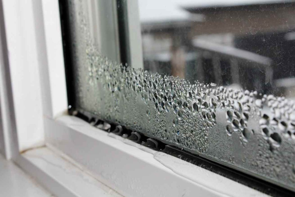 Gouttes de condensation sur le bas d'un double vitrage de fenêtre PVC