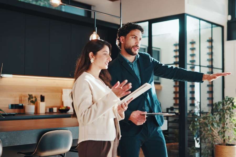 Un agent immobilier présente un intérieur moderne pour évaluer la valeur de son bien immobilier.
